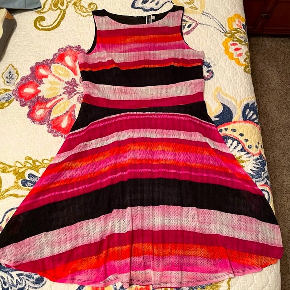 Julian Taylor New York Sleeveless Striped Dress - Picture 4 of 11